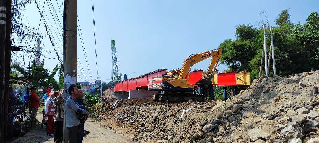 Pembangunan jembatan Kelurahan Bandar Ngalim Kecamatan Mojoroto Kota Kediri, target diresmikan pada Agustus 2023. (Foto: Fendi Lesmana/ngopibareng.id)