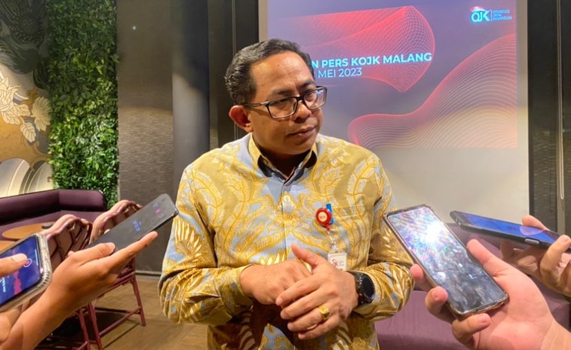 Kepala OJK Malang, Sugiarto Kasmuri saat memberikan materi terkait capaian OJk Malang selama triwulan pertama 2023 (Foto: Lalu Theo/Ngopibareng.id)
