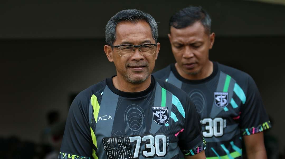 Pelatih Persebaya, Aji Santoso siapkan tim untuk laga perayaan ulang tahun sekaligus uji coba lawan Persija Jakarta. (Foto: Fariz Yarbo/Ngopibareng.id)