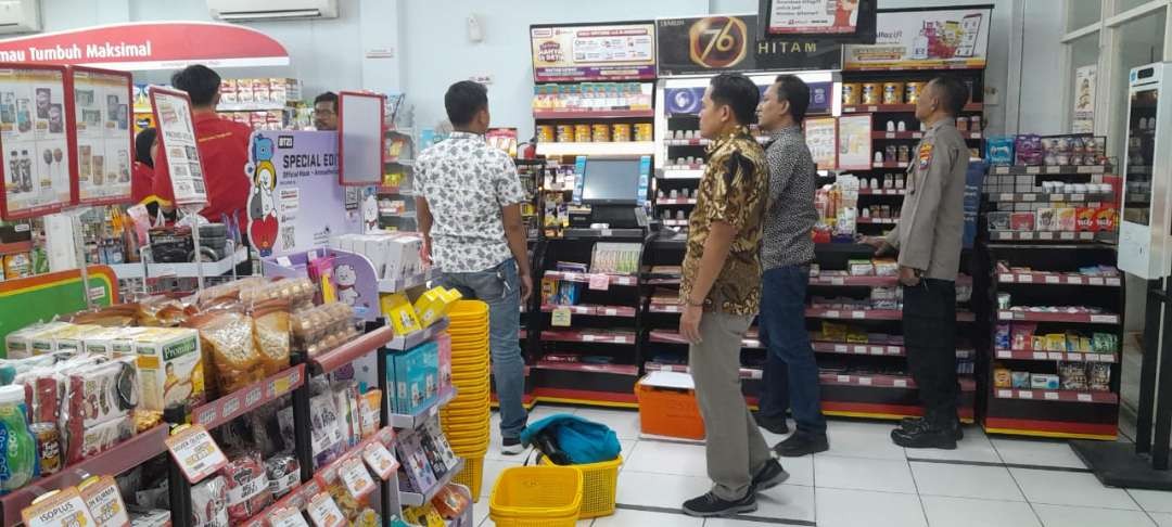 Anggota Polsek Mantup dan Inafis Polres Lamongan sedang olah TKP kasus pembobolan Alfamart di Mantup (Foto: Istimewa)