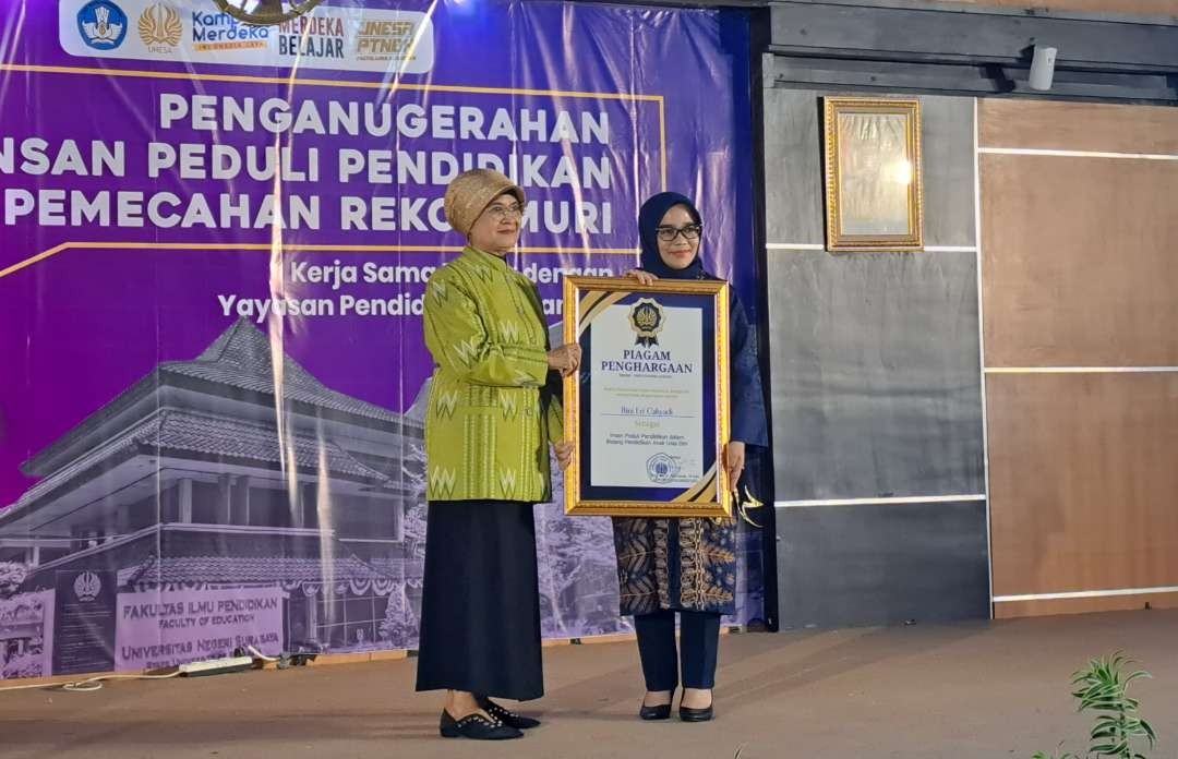 Rini Indriyani, istri Eri Cahyadi saat menerima penghargaan insan peduli PAUD dari Unesa. (Foto: Pita Sari/Ngopibareng.id)