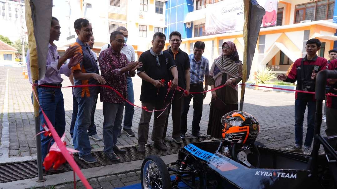 Proses peluncuran Mobil Listrik Bharata karya mahasiswa Teknik Mesin Unmuh Jember (Foto: Dok Humas Unmuh Jember)