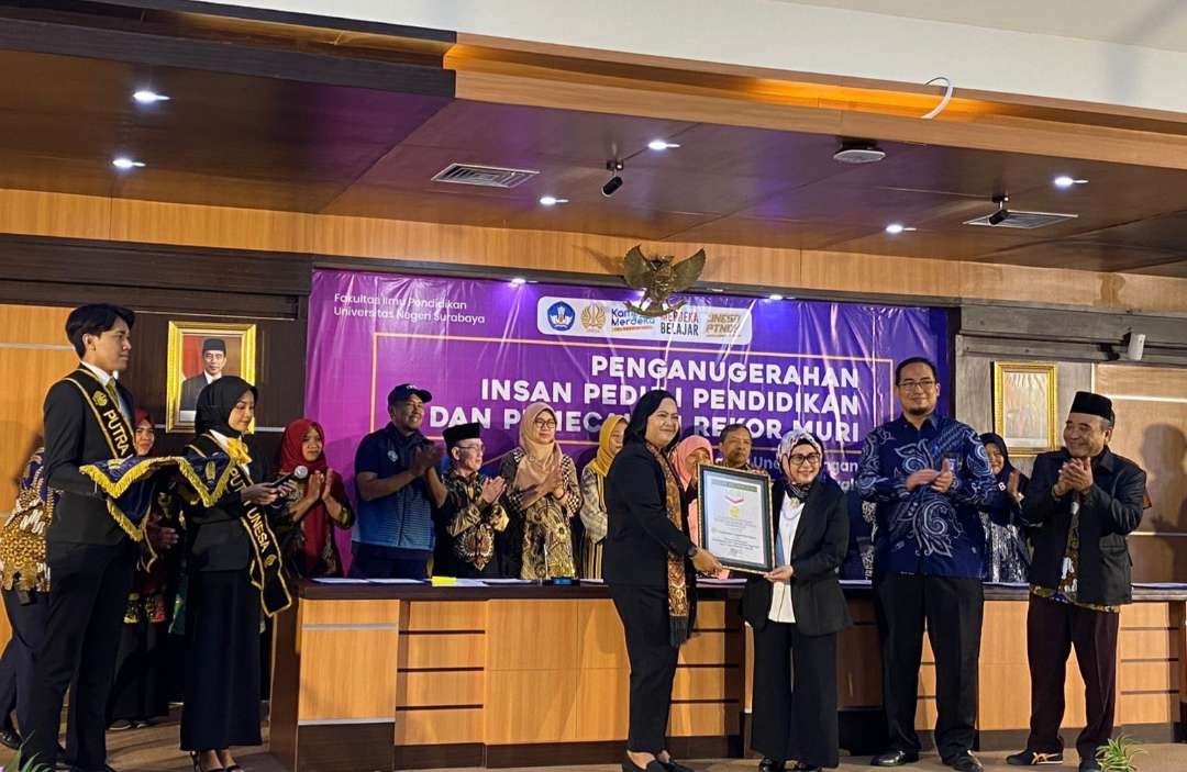 Anugerah pencatatan MURI kerja sama terbanyak antara PTN dengan Yayasan Pendidikan terbanyak di Jawa Timur. (Foto: Pita Sari/Ngopibareng.id)