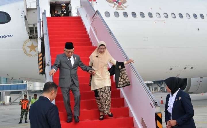 Wapres M'a'ruf Amin didampingi Ibu Wury beserta rombongan terbatas tiba di Bandara Internasional  Soekarno Hatta  dari kunjungan kerja di Uzbekistan (Foto: Setwapres)