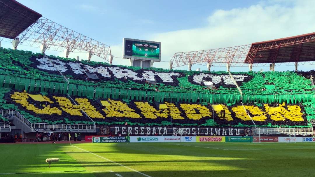 Aksi Bonek Mania saat memberikan dukungan bagi Persebaya saat melawan Persija di Stadion Gelora Bung Tomo, Surabaya, Minggu 18 Juni 2023. (Foto: Fariz Yarbo/Ngopibareng.id)