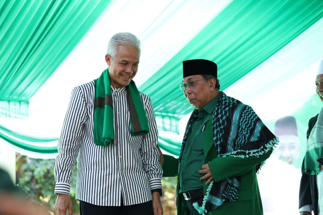 Capres PDIP Ganjar Pranowo bersama Tuan Guru Haji Hazmi Hamzar. (Foto: Humas Pemprov Jateng)