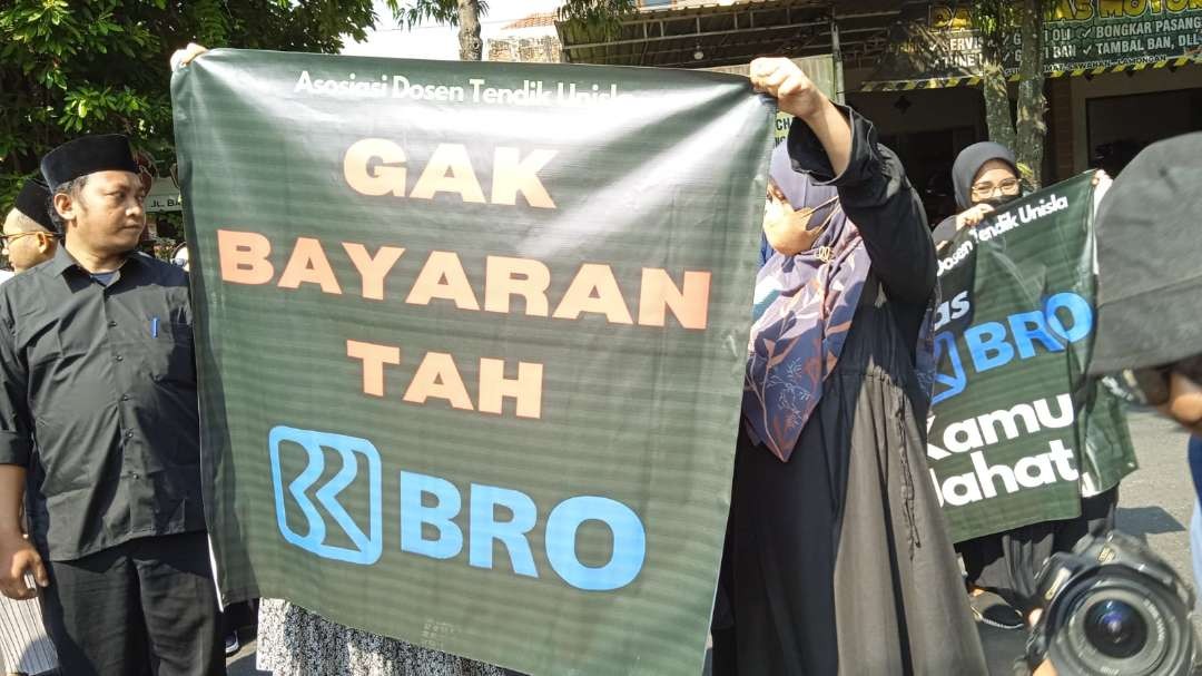Dosen dan karyawan Universitas Islam Lamongan berunjuk rasa di BRI Lamongan. (Foto: Imron Rosidi/Ngopibareng.id)