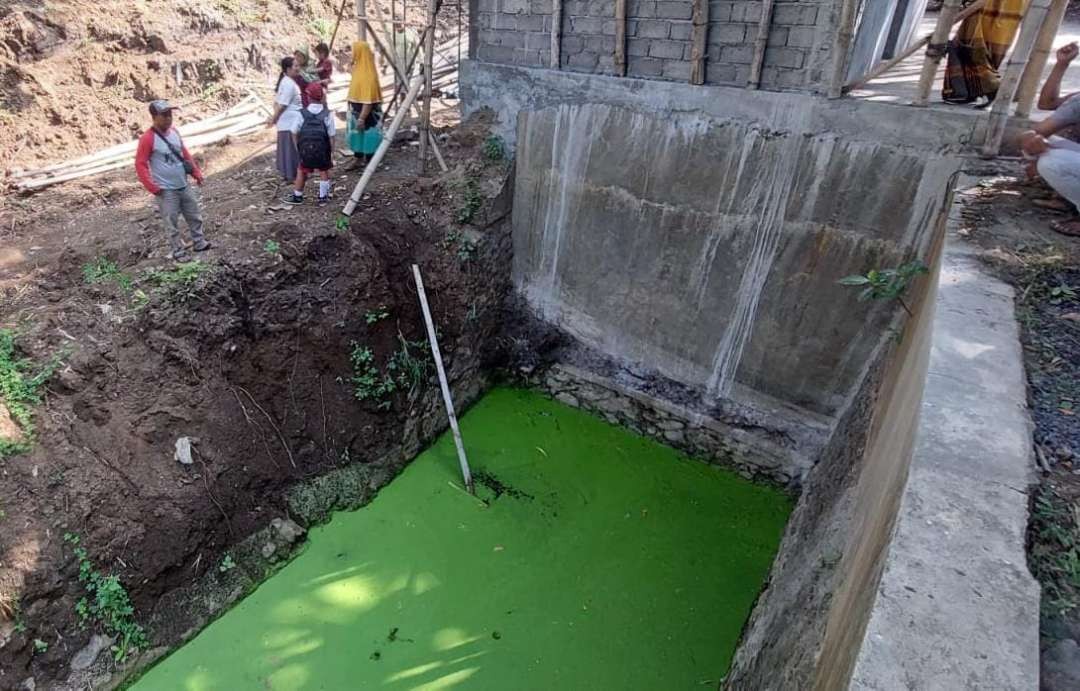 Bocah MRA ditemukan tewas di kolam penampungan air irigasi di Desa Watuwungkuk, Kecamatan Dringu, Kabupaten Probolinggo, Jawa Timur. (Foto: Ikhsan Mahmudi/Ngopibareng.id)