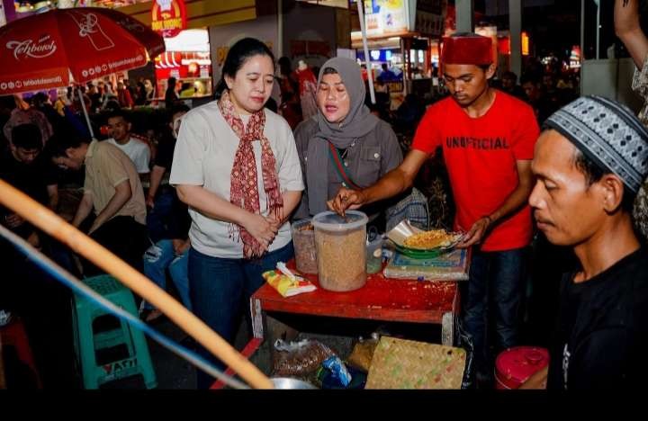 Ketua DPR RI Puan Maharani memesan jajanan Betawi berupa kerak telor di PRJ Kemayoran. (Foto: Media Parlemen)