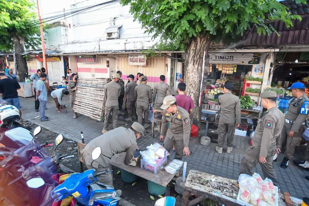 Petugas gabungan melakukan penertiban pedagang yang berjualan di trotoar pasar Banyuwangi (foto: istimewa)