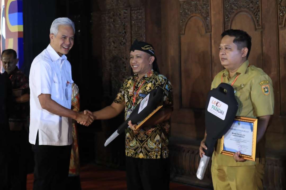 Gubernur Jawa Tengah Ganjar Pranowo saat meluncurkan aplikasi Samsat Budiman yang menjangkau para wajib pajak yang ada di desa pada Senin 19 Juni 2023.(Foto: istimewa)