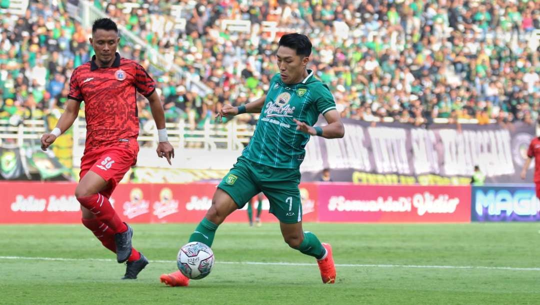 Pemain Persebaya, Song Ui-Young (hijau) saat tampil melawan Persija Jakarta. (Foto: Fariz Yarbo/Ngopibareng.id)