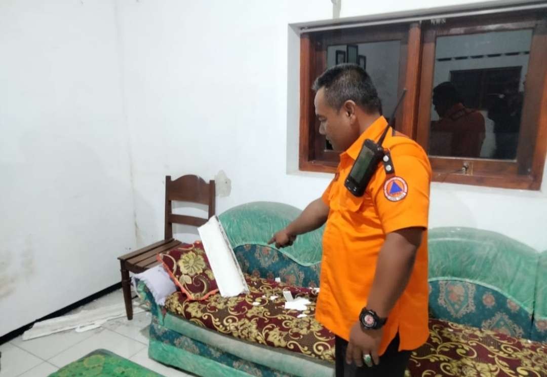 Petugas BPBD Mojokerto cek kondisi rumah warga Trawas.(Foto dokumen BPBD Mojokerto)