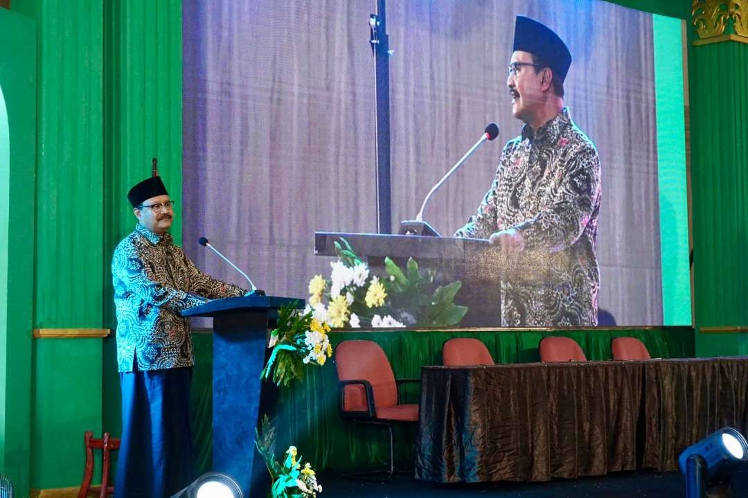 Walikota Pasuruan Saifullah Yusuf saat memberikan sambutan di acara wisuda SD NU Kota Pasuruan. (Foto: Humas Pemkot Pasuruan)