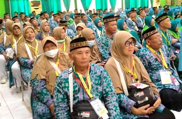 Jemaah calon haji asal Situbondo sebanyak 774 orang, tergabung kloter 73 dan 74 menjalani karantina di Asrama Haji Sukolilo Surabaya. Mereka berangkat dari Bandara Juanda, Selasa 20 Juni 2023 siang. (Foto: Kemenang Situbondo)