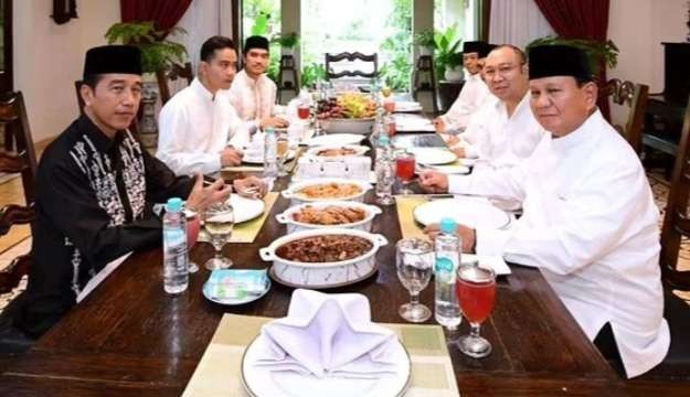 Presiden Jokowi menjamu makan malam Prabowo Subianto,  ada yang cemburu ( fito,: Setpres)