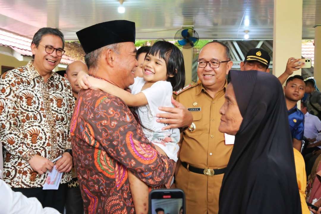 Menko PMK Muhadjir Effendy menjadi bapak asuh lima anak stunting di Kabupaten Lampung Utara. (Foto: ANO/Ngopibareng.id)