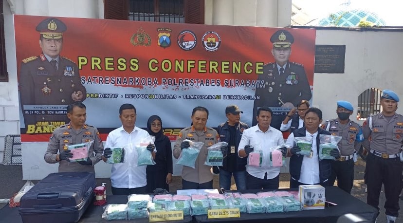 Polrestabes Surabaya saat menunjukkan barang bukti (Foto: Andhi Dwi/Ngopibareng.id)