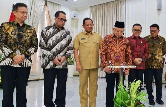 Wapres KH Ma'ruf Amin menandatangani prsasti menandai Soft Launching MPP Digital Nasional, di Istana Wapres, Jalan Medan Merdeka Selatan ( foto: Setwapres)