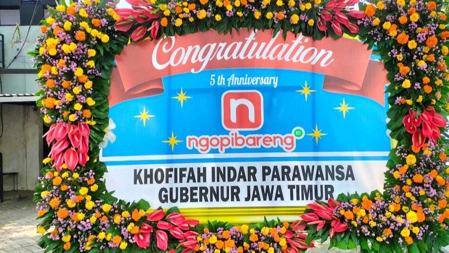 Karangan bunga sambut ulang tahun ke-5 Ngopibareng.id dari Gubernur Jawa Timur, Khofifah Indar Parawansa. (Foto: Yasmin Fitrida/Ngopibareng.id)