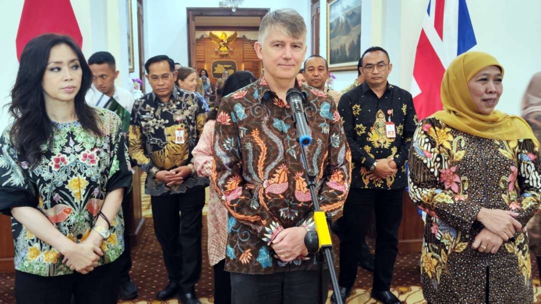 Dubes Inggris untuk Indonesia, Owen Jenkins usai bertemu Gubernur Jatim Khofifah Indar Parawansa di Gedung Negara Grahadi, Surabaya, Rabu 21 Juni 2023. (Foto: Fariz Yarbo/Ngopibareng.id)