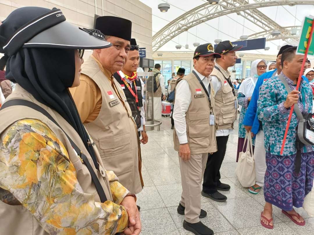 Timwas memantau langsung pelayanan petugas saat menyambut kedatangan jemaah haji. (Foto: Humas Kemenag)
