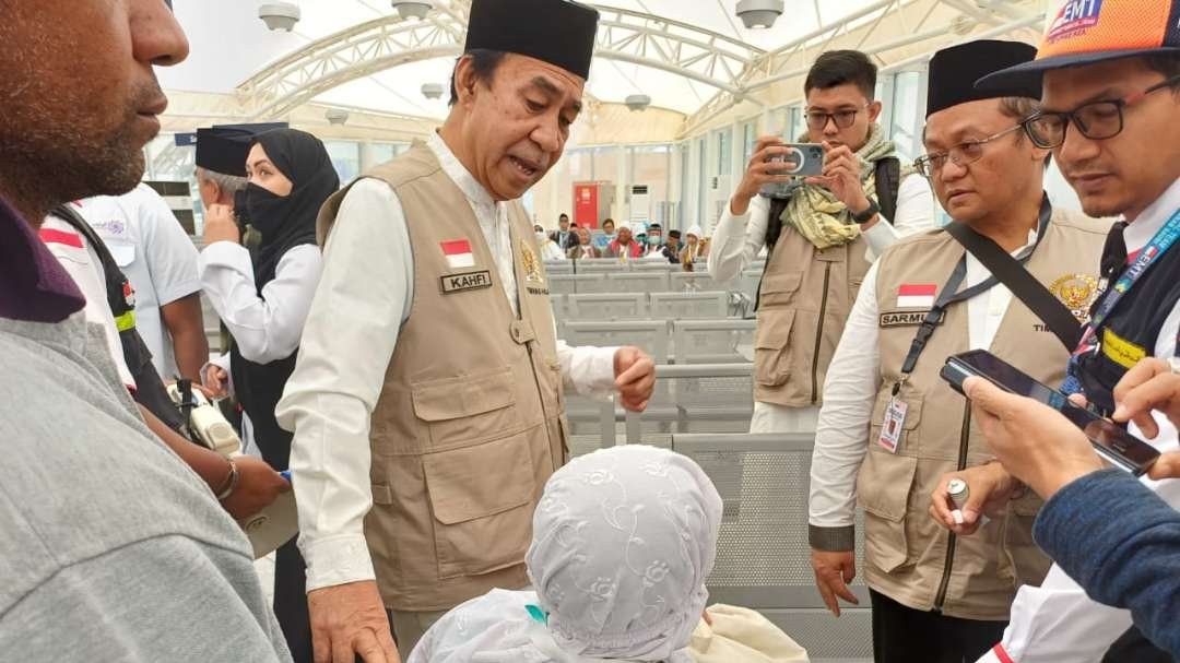 Timwas DPR RI berinteraksi dengan jemaah calon haji. (Foto: Media Center Haji)