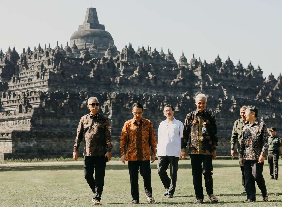 Gubernur Jawa Tengah Ganjar Pranowo mendampingi Kaisar Hirohito keliling Candi Borobudur, Kamis 22 Juni 2023. (Foto: Humas Pemprov Jateng)