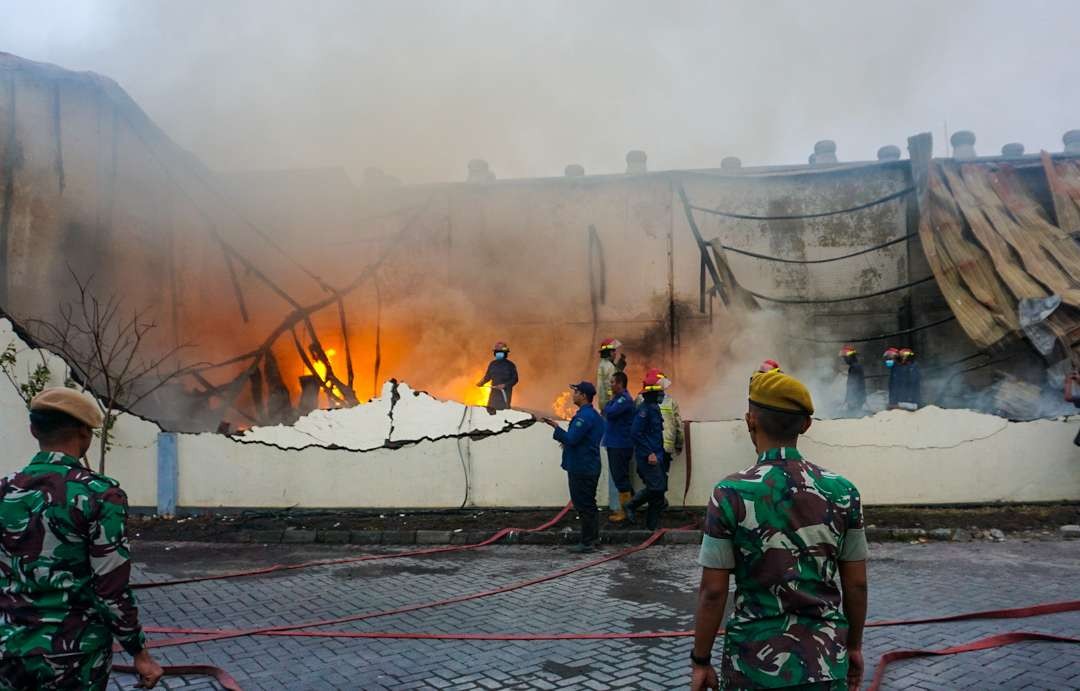 Tembok samping gudang penyimpanan kasur busa roboh akibat terbakar (foto : Aini/Ngopibareng.id)