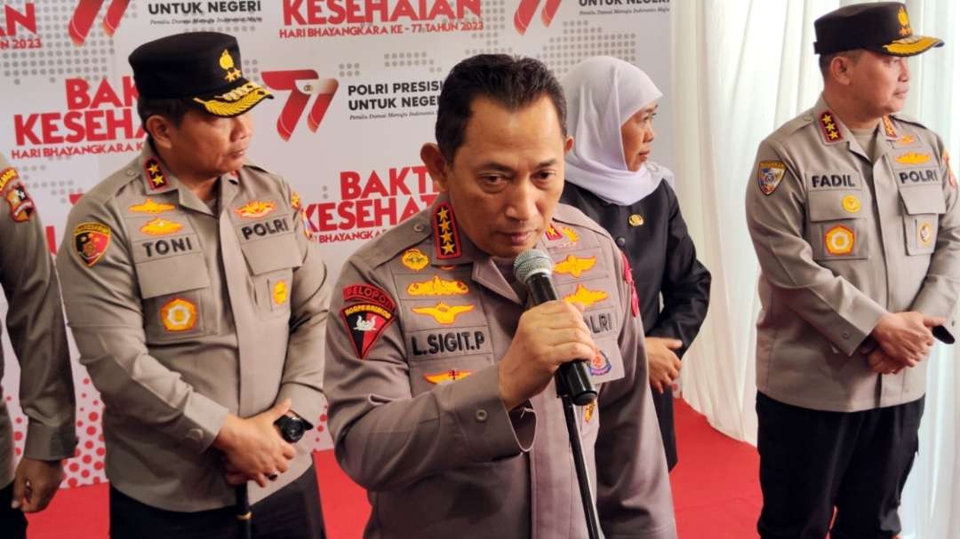 Kapolri Jenderal Listyo Sigit Prabowo meninjau kegiatan Bakti Kesehatan di Mapolda Jatim, Surabaya, Kamis 22 Juni 2023. (Foto: Fariz Yarbo/Ngopibareng.id)