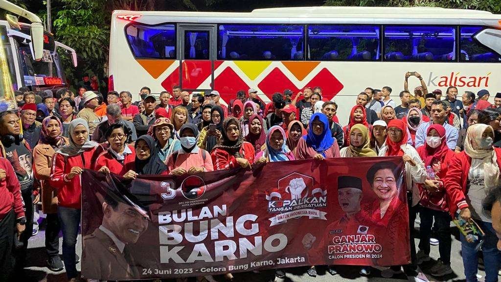 Pemberangkatan kader-kader PDI Perjuangan Kota Surabaya dengan 7 bus, Kamis 22 Juni 2023. Tujuan Jakarta untuk mengikuti Puncak Peringatan Bulan Bung Karno di Stadion GBK. (Foto: Dokumentasi PDIP)