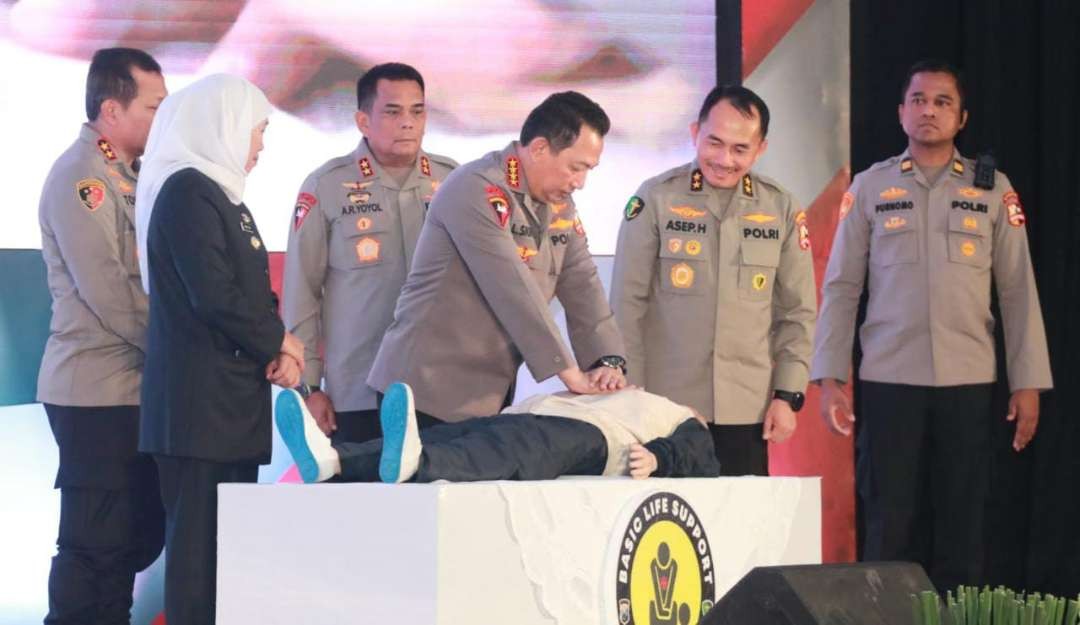 Kapolri Jenderal Polisi Listyo Sigit Prabowo (tengah) saat memperagakan tindakan BHD di Mapolda Jatim, Surabaya, Kamis 22 Juni 2023. (Foto: Polda Jatim)