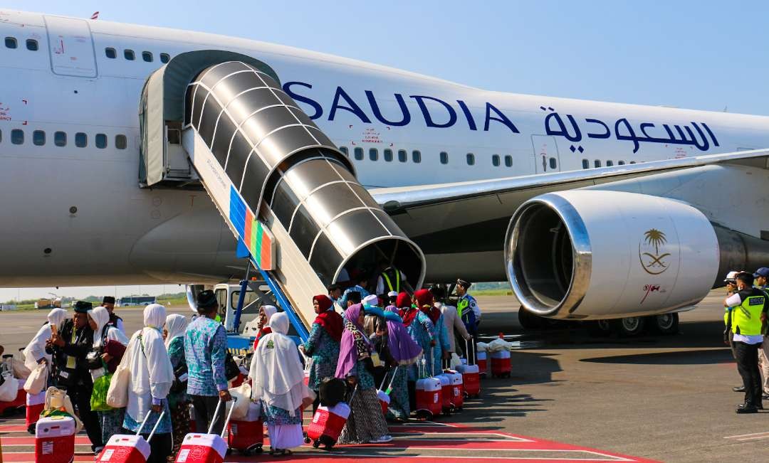 Jemaah haji berangkat melalui Bandara Internasional Juanda. (Foto: Aini Arifin/Ngopibareng.id)