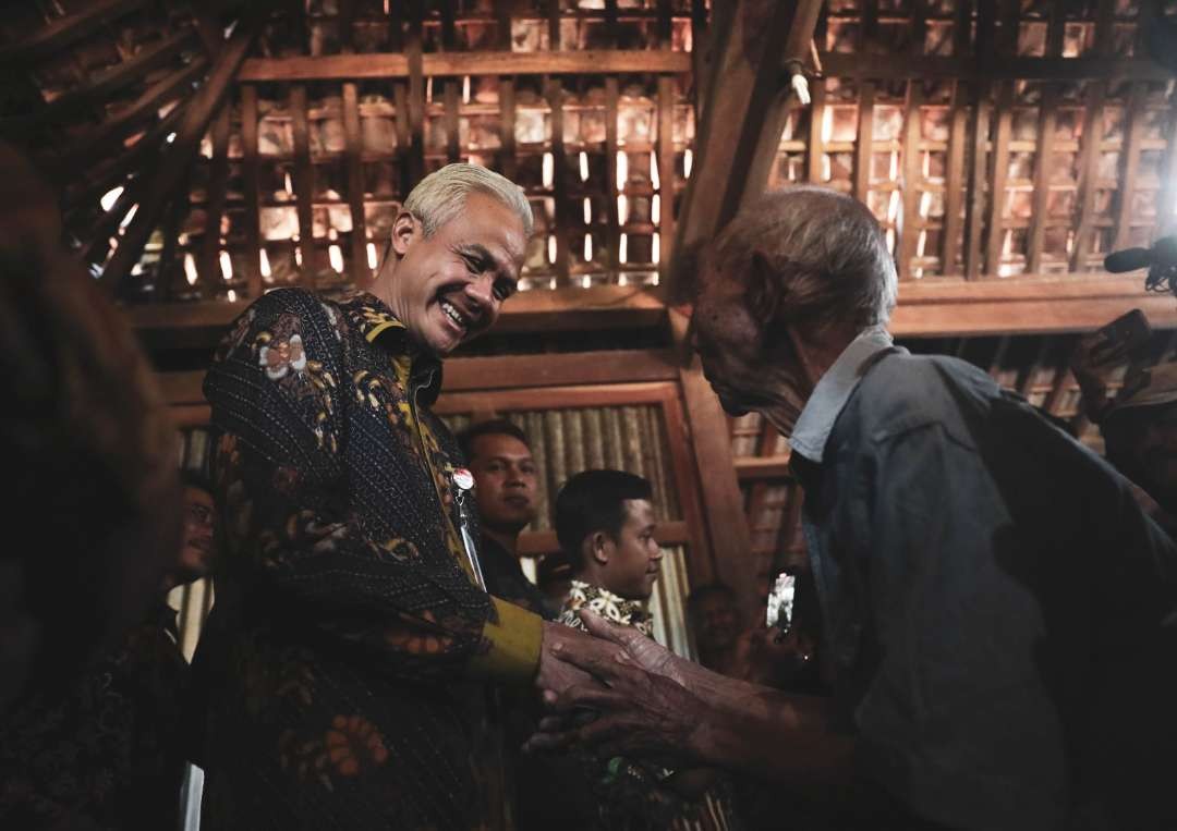 Gubernur Jawa Tengah Ganjar Pranowo berkunjung ke rumah warga penerima bantuan rumah tak layak huni (RTLH). (Foto: Pemprov Jateng)