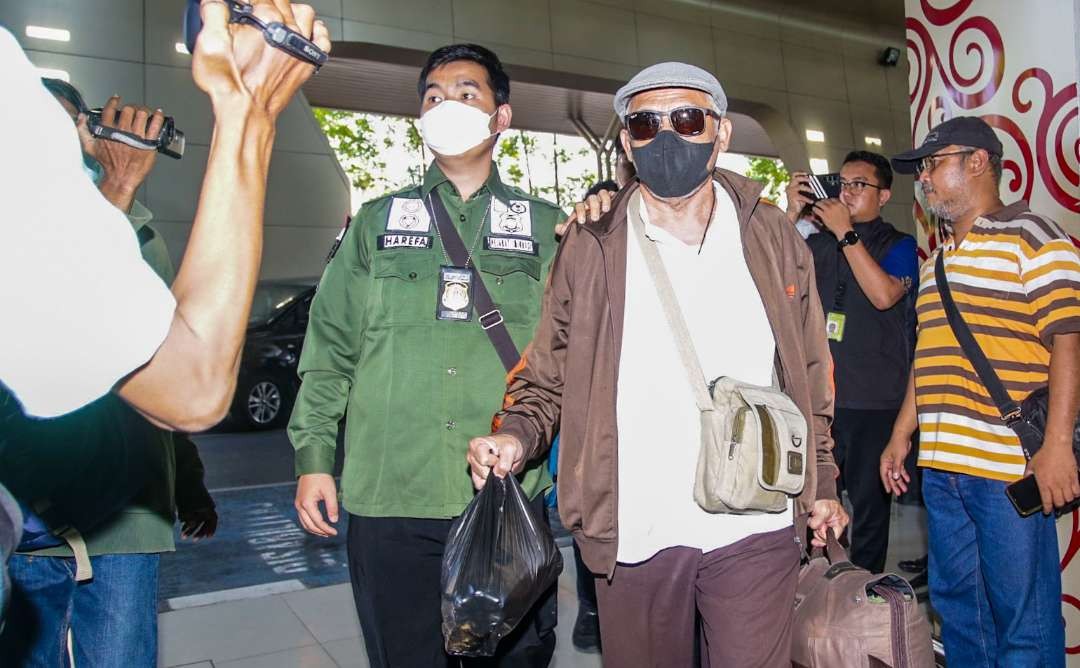 Deportasi BM (jaket coklat), warga negara Singapura saat hendak berangkat melalui Bandara Internasional Juanda. (Foto: Aini Arifin/Ngopibareng.id)