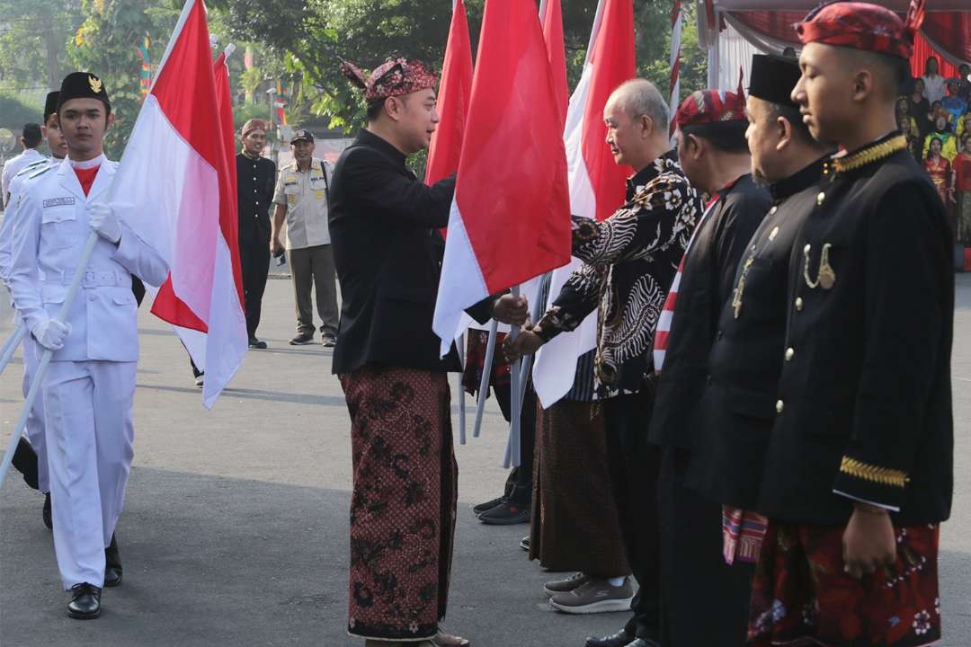 Pemkot Surabaya membagikan bendera gratis untuk menyambut HUT Kemerdekaan RI. (Foto: Humas Pemkot Surabaya)