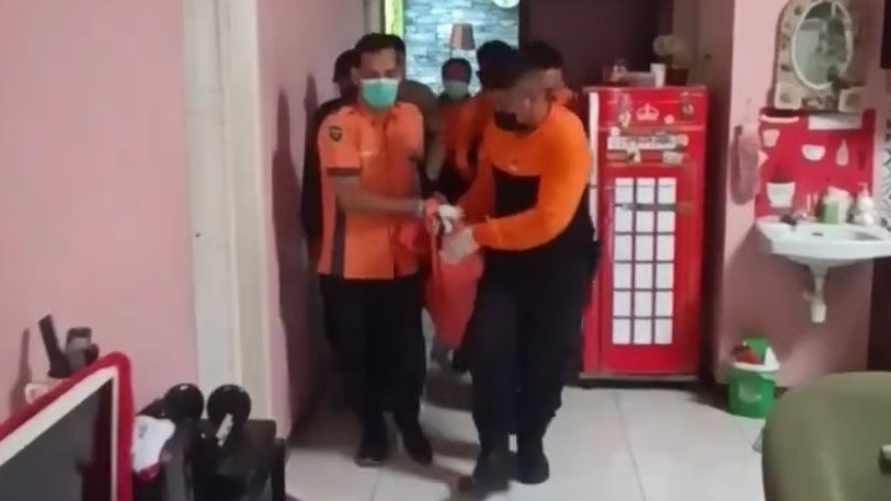 Proses evakuasi jenazah ART di Jalan Ketintang (Foto: dok. BPBD Surabaya)