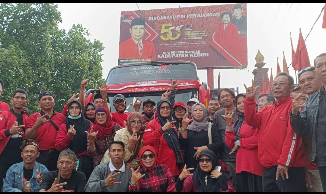 Sebanyak 162 orang dari jajaran pengurus DPC PDI - Perjuangan Kabupaten Kediri, badan sayap partai, pengurus PAC serta KSB Berangkat ke Jakarta Menggunakan 3 armada bus (Foto: Fendi Lesmana/ngopibareng.id)