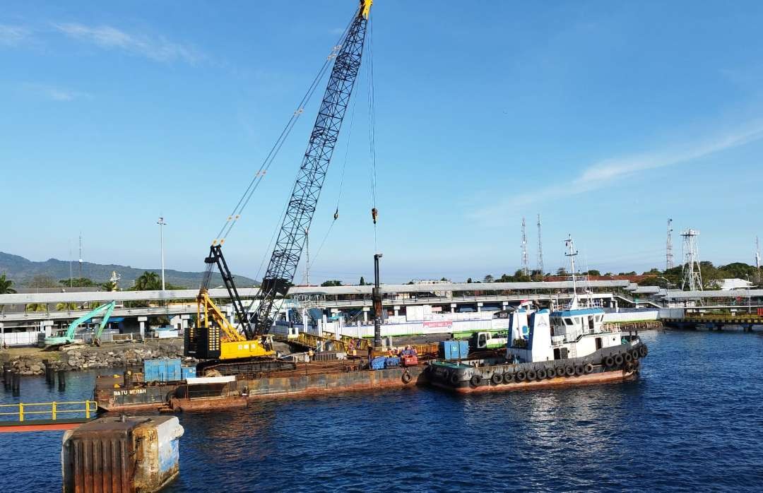 Dermaga Ponton di Pelabuhan Gilimanuk ditingkatkan kapasitasnya menjadi dermaga Movable bridge (Foto: Muh Hujaini/Ngopibareng.id)