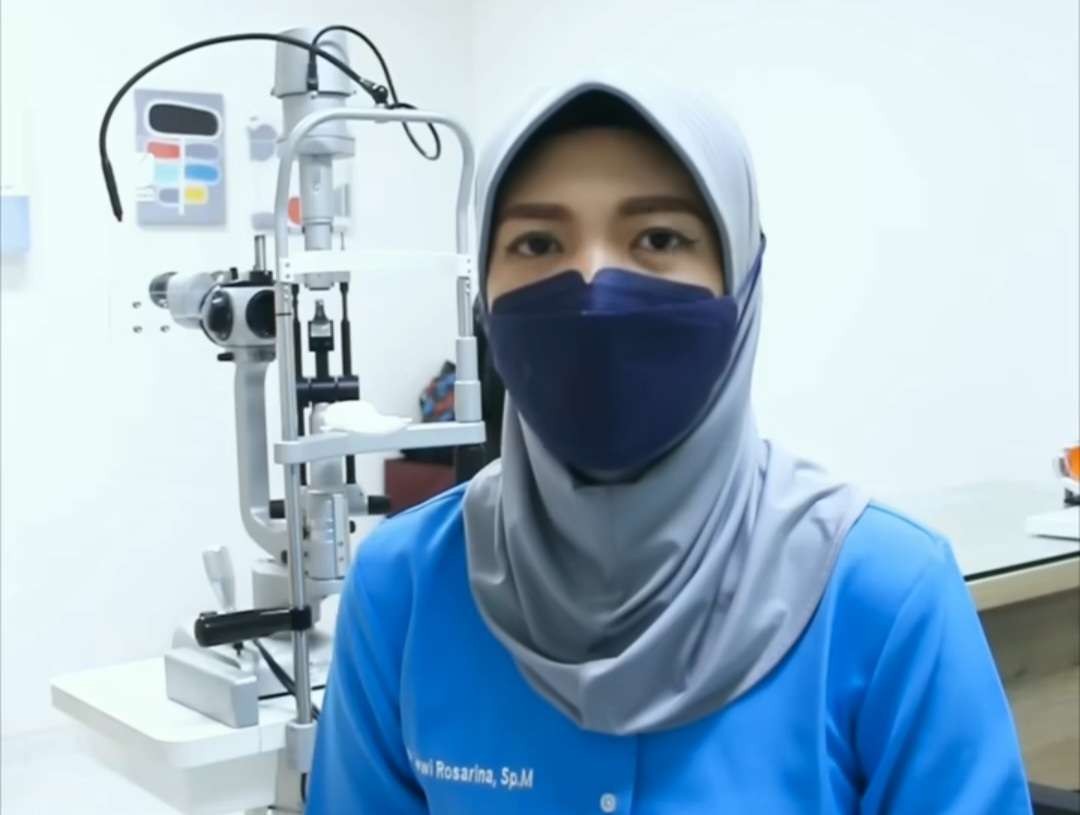 dokter Dewi Rosarina, Sp.M  dari Rumah Sakit Mata Undaan (RSMU) saat menjelaskan tentang hubungan diabetes dan glaukoma di konten tanya dokter. (Foto: Tangkapan layar Instagram RSMU)