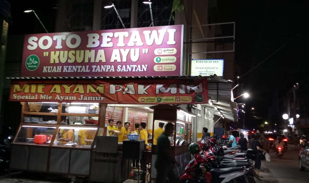 Salah satu kedai soto Betawi di Jakarta yang selalui dipenuhi pengunjung dari bermacam lapisan. (Foto: Asmanu Sudharso/Ngopibareng.id)