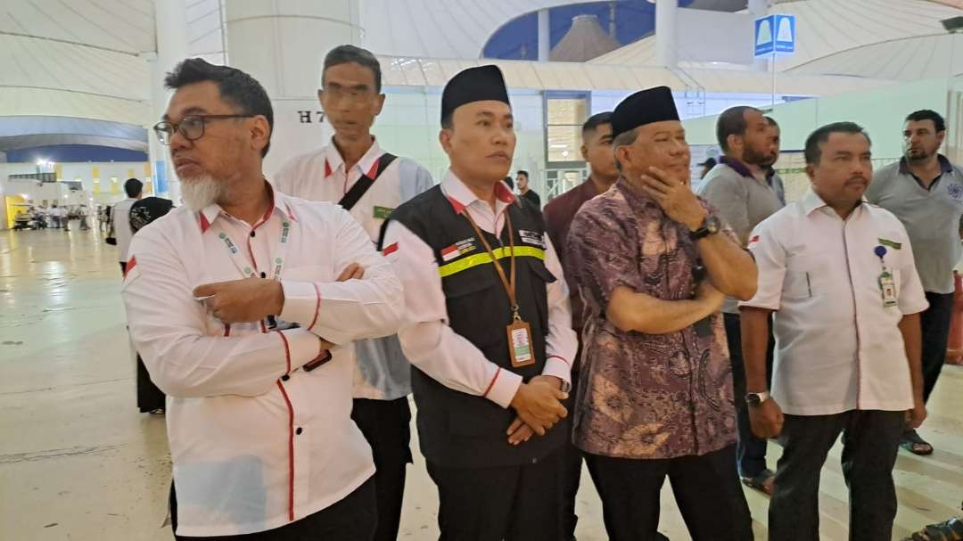 Petugas menyambut kedatangan rombongan jemaah calon haji asal Indonesia terakhir tiba di Mekkah, Sabtu 24 Juni 2023. (Foto: Media Center Haji)