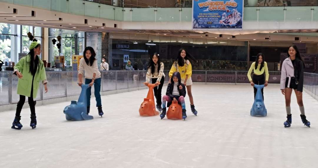 Wahana ice skating yang ada di Surabaya, sebagai salah satu alternatif liburan sekolah. (Foto: Pita Sari/Ngopibareng.id)