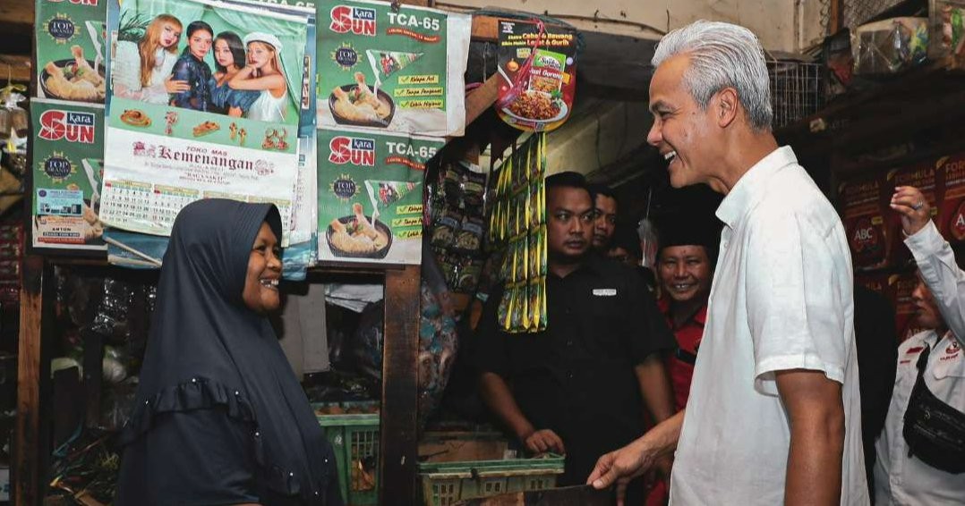 Capres PDIP di Pilpres 2024, Ganjar Pranowo tampung aspirasi warga soal kenaikan harga bahan pangan yang melonjak jelang Idul Adha. (Foto: Humas pemprov Jateng)
