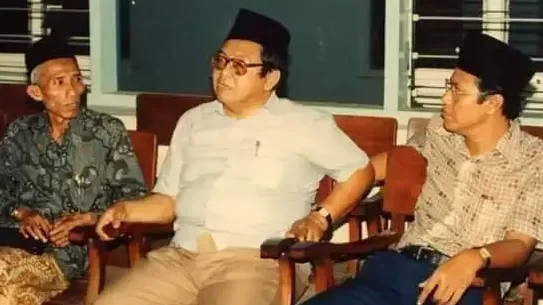 KH Abdurrahman Wahid alias Gus Dur dan KH Muhammad Ahmad Sahal Mahfudh. (Foto: dok/ngopibareng.id)