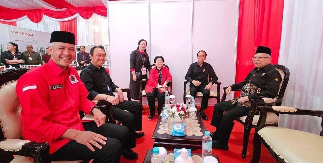Presiden Jokowi dan Wapres Ma'ruf Amin disambut Ketua Umum PDIP Megawati dan bacapres Ganjar Pranowo. (Foto: Instagram Ganjar Pranowo)