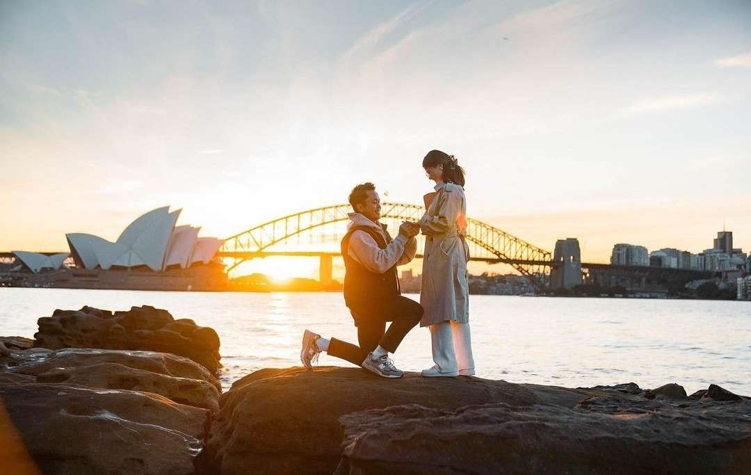 Anthony Sinisuka Ginting lamar kekasihnya di Australia. (Foto: Instagram @sinisukanthony)