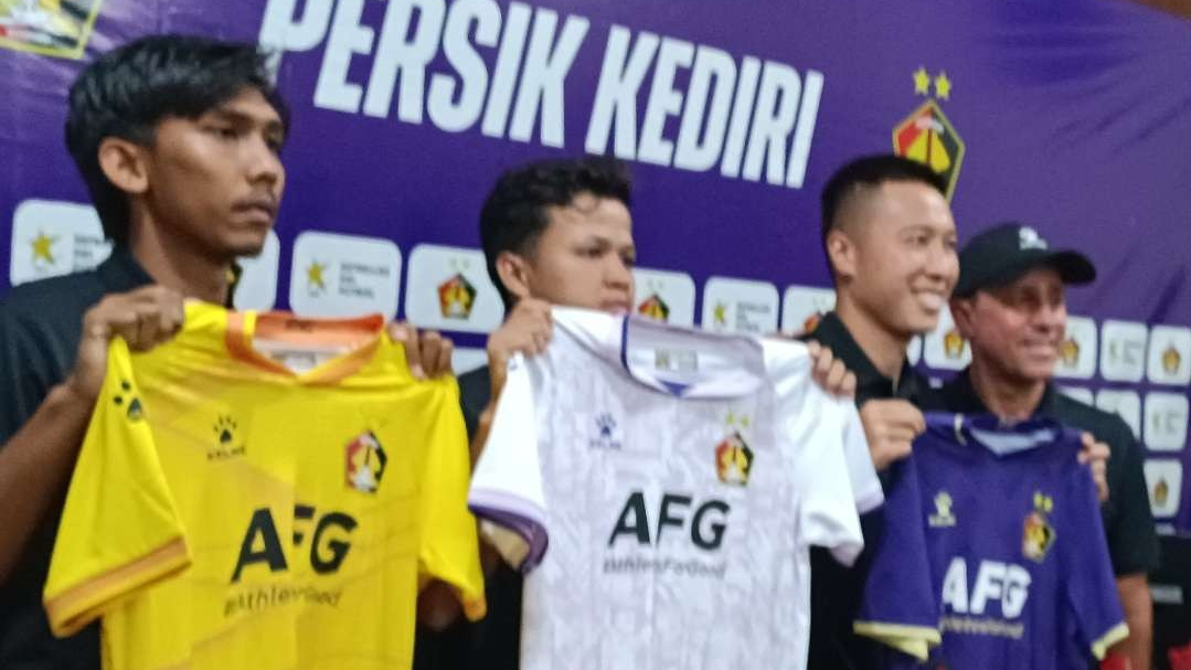 Tiga Kapten Persik Kediri pamerkan jersey baru yang digunakan arungi Liga 1 2023/2024. (Foto: Fendi Lesmana/Ngopibareng.id)
