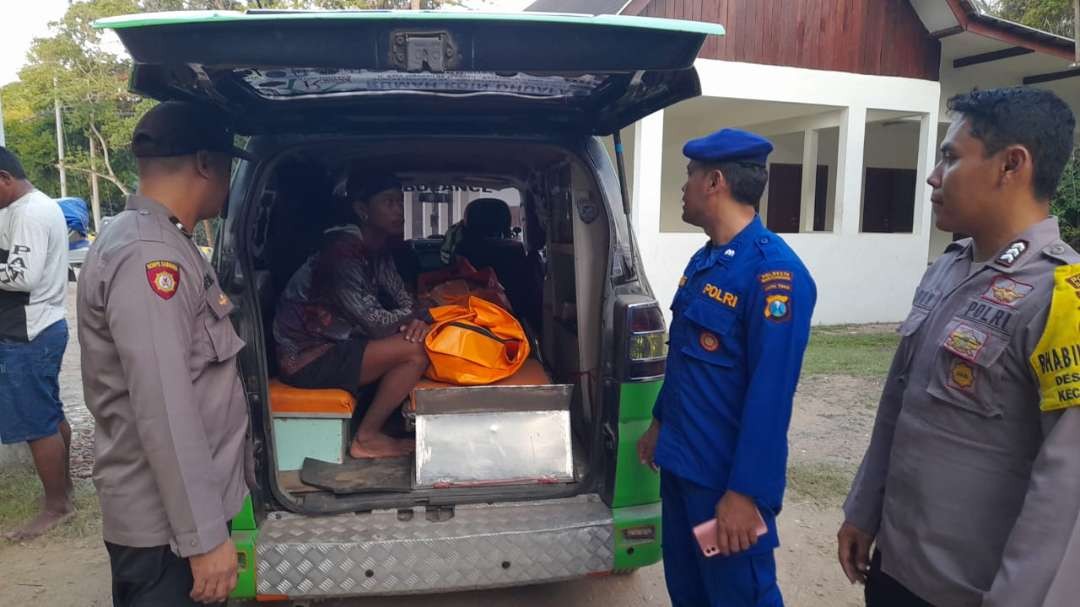 Mayat ABK korban kapal kandas di perairan Alas Purwo dibawa menuju RSUD Blambangan, Banyuwangi, Jawa Timur. (Foto: Istimewa)