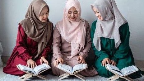 Perempuan Muslim bersama membaca Al-Quran. (Ilustrasi)
